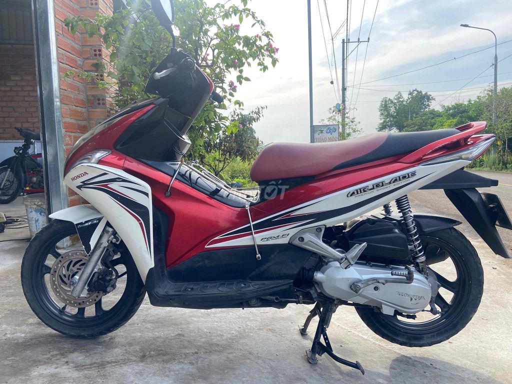 HONDA AIRBLADE FI 2012 CHÍNH CHỦ KÝ GIẤY ĐƯỢC. Mua bán Xe máy tại Huyện Thống Nhất Đồng Nai được đăng bởi CHODONGNAI youtube video hình 1