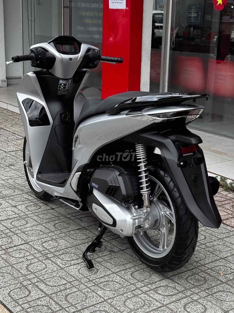 Серебряный сумочек Honda SH 160i ABS 2026