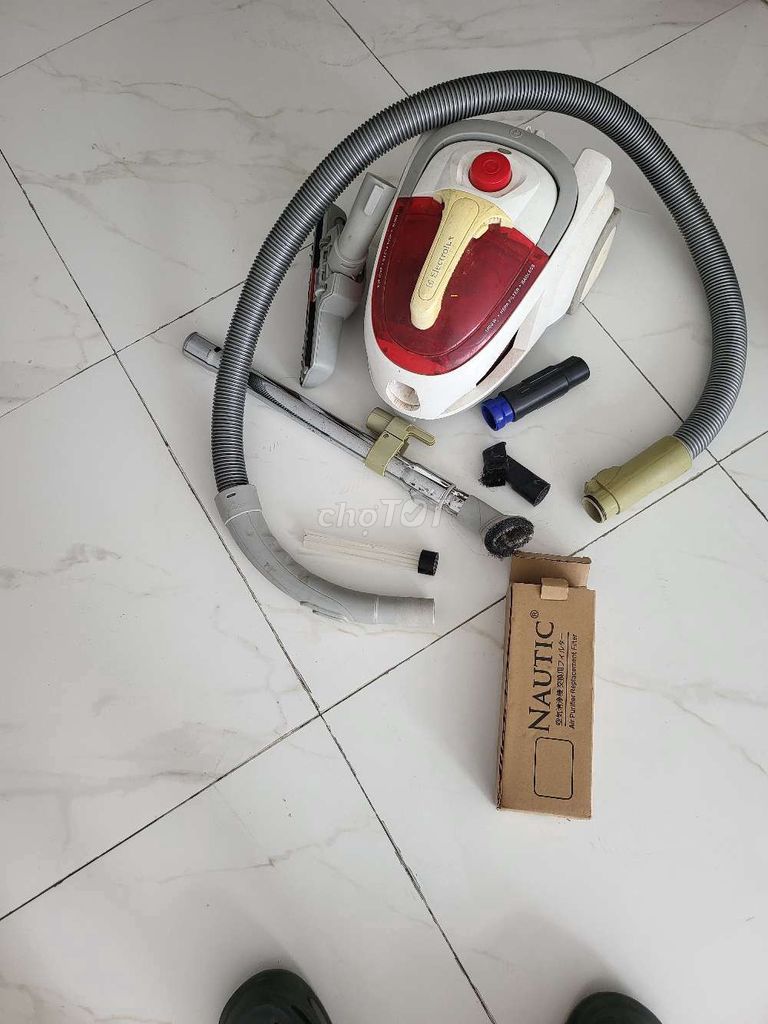 Máy hút bụi Electrolux Trắng đỏ còn mới. Mua bán Nội thất, đồ gia dụng khác tại Quận Nam Từ Liêm Hà Nội được đăng bởi Nguyen Cong Tam hình 1