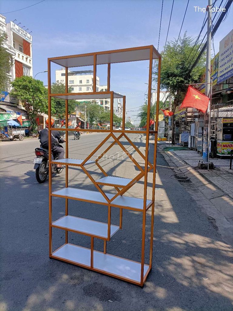 Kệ rượu khung sắt sơn vàng đồng đẹp mắt. Mua bán Tủ, kệ gia đình tại Quận Tân Bình Tp Hồ Chí Minh được đăng bởi Nguyễn đức thọ hình 1