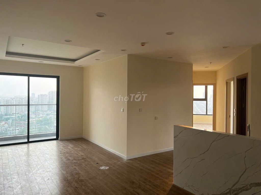 Продается квартира TRINITY TOWER 91 м2, 3 спальни, вид на озеро
