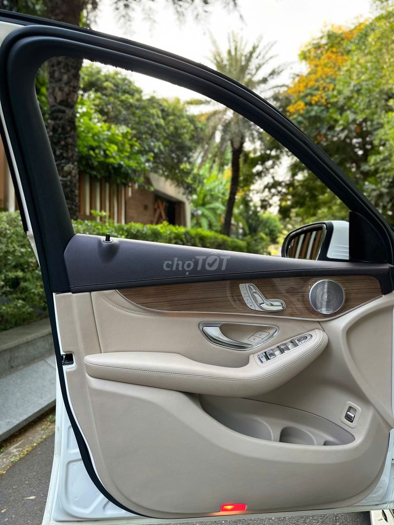 Merc GLC250 4Matic Trắng/Kem Odo chỉ 60 ngàn Km. Mua bán Ô tô tại Quận 8 Tp Hồ Chí Minh được đăng bởi Gon Nguyen hình 9