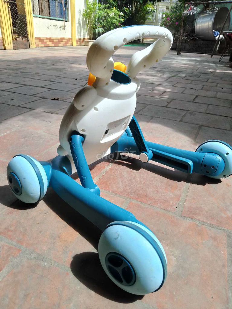 Xe tập đi chống ngã cho bé