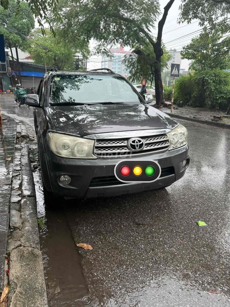 Toyota Fortuner 2009, МКПП, серый