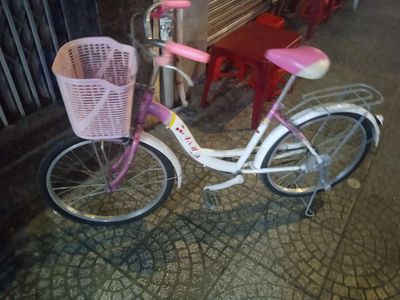 Xe đạp màu hồng còn rất rất mới