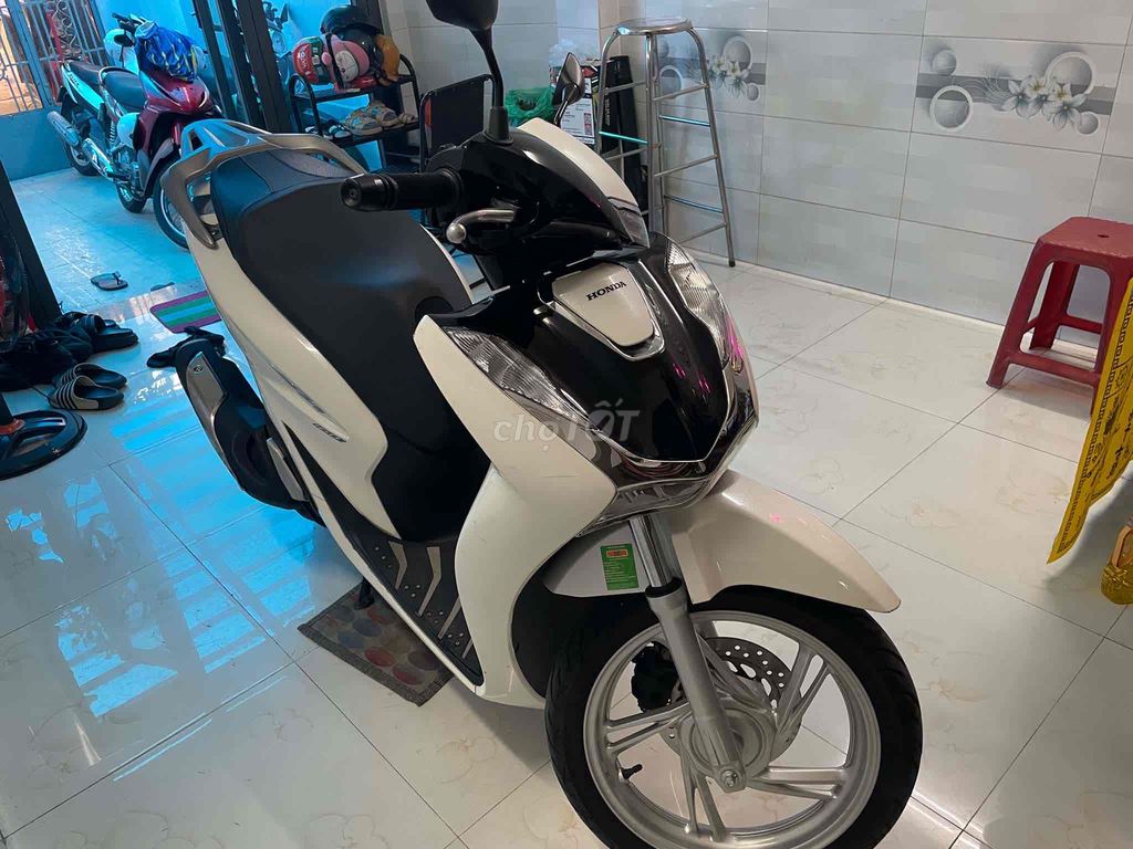 Honda SH160i черно-белая с наклейкой PPF