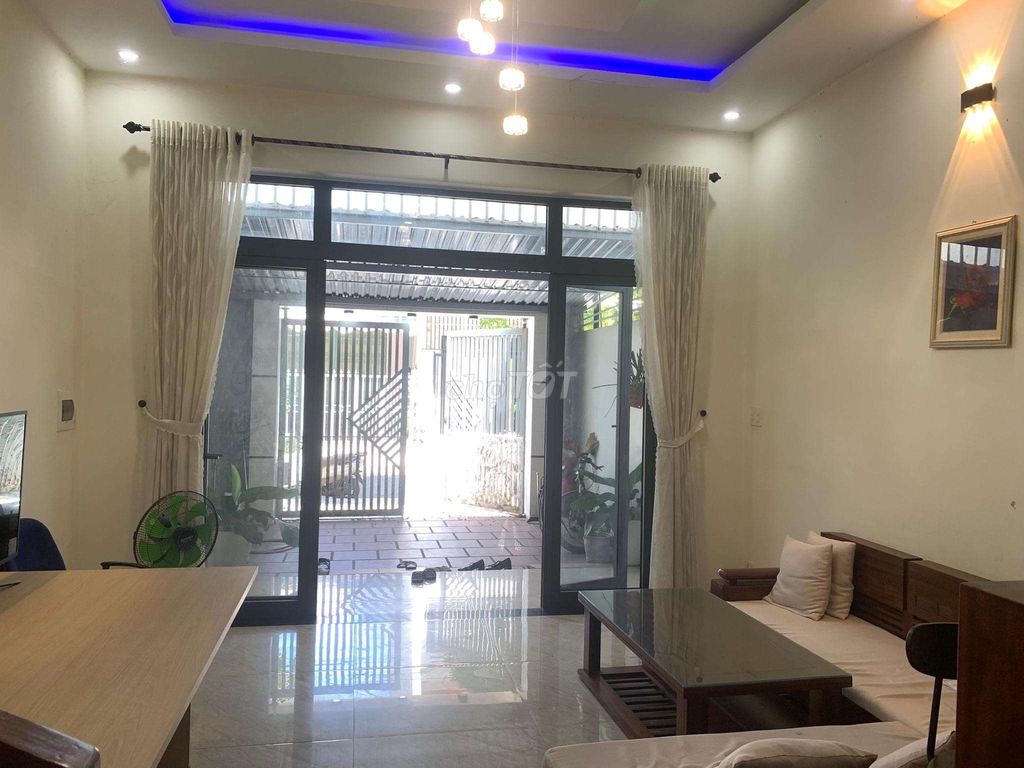 Cho thuê nhà 2 tầng mặt tiền Hoà Minh, full nội thất