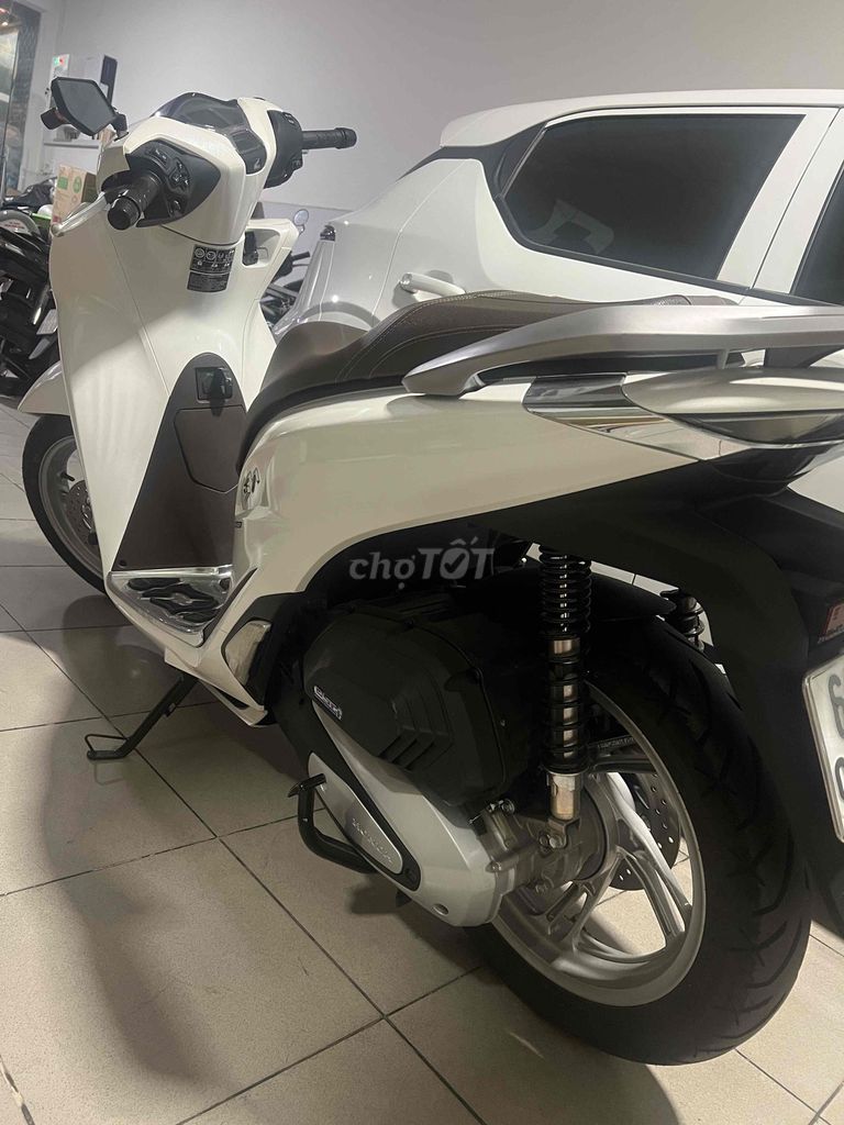 Honda SH 160i ABS màu trắng cao cấp đẹp như mới. Mua bán Xe máy tại Thành phố Biên Hòa Đồng Nai được đăng bởi Nguyenhung hình 2