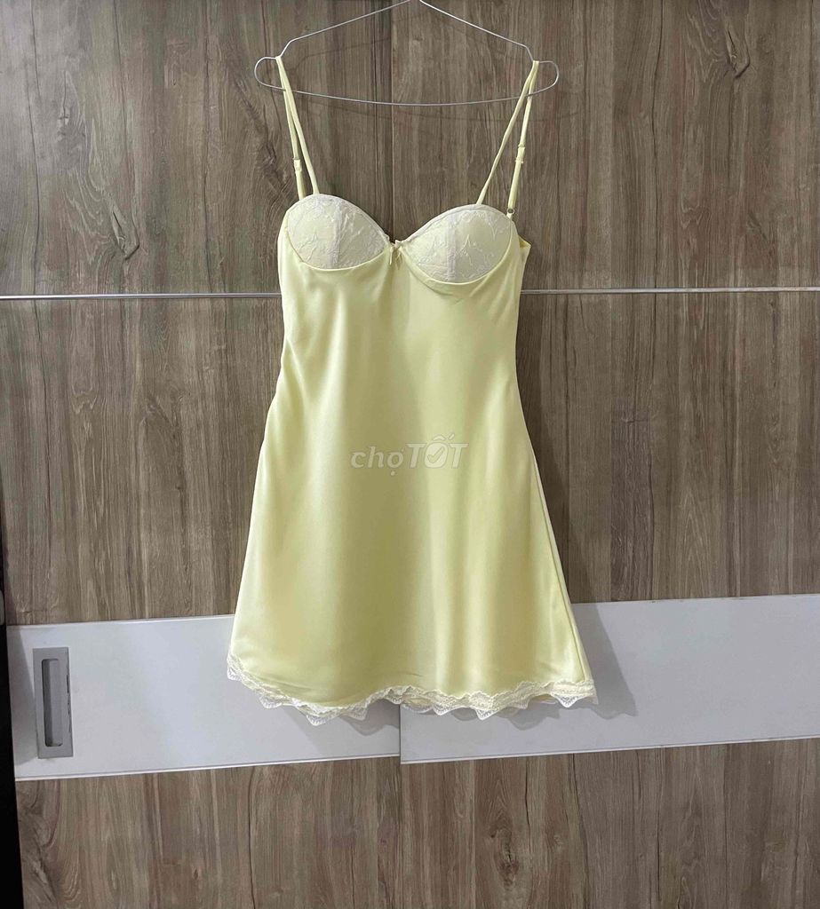 Váy ngủ lụa nữ vàng nhạt size S. Mua bán Quần áo tại Thành phố Dĩ An Bình Dương được đăng bởi Nguyễn Thị Ngọc Ánh hình 1