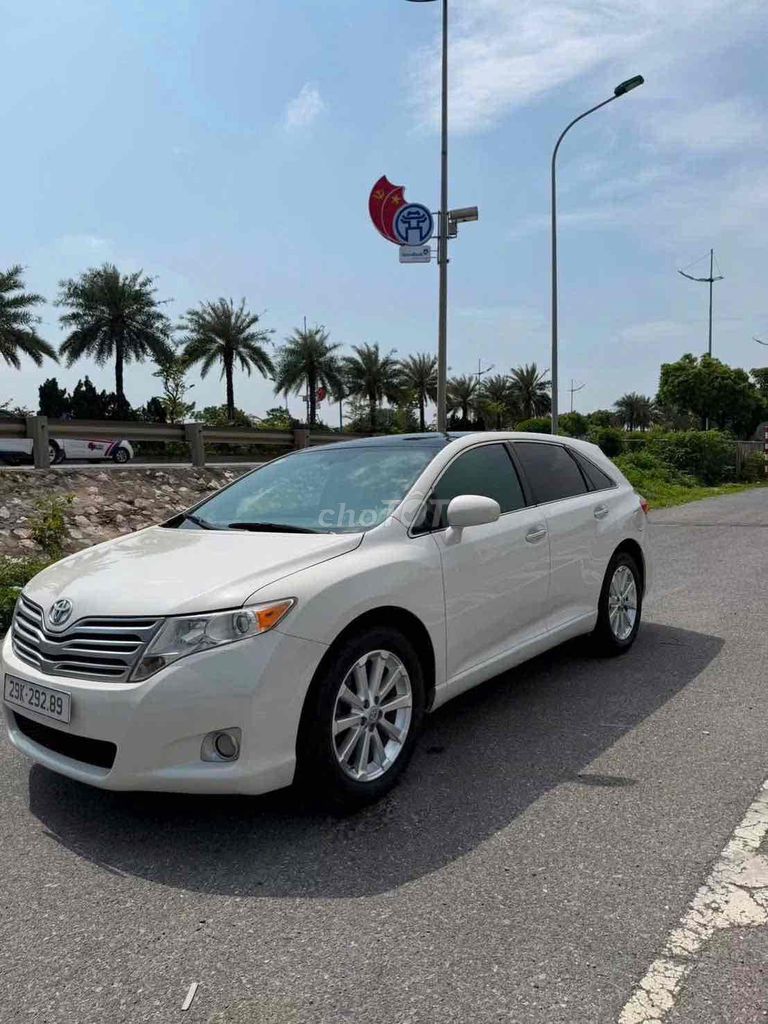 Белая Toyota Venza, импортная