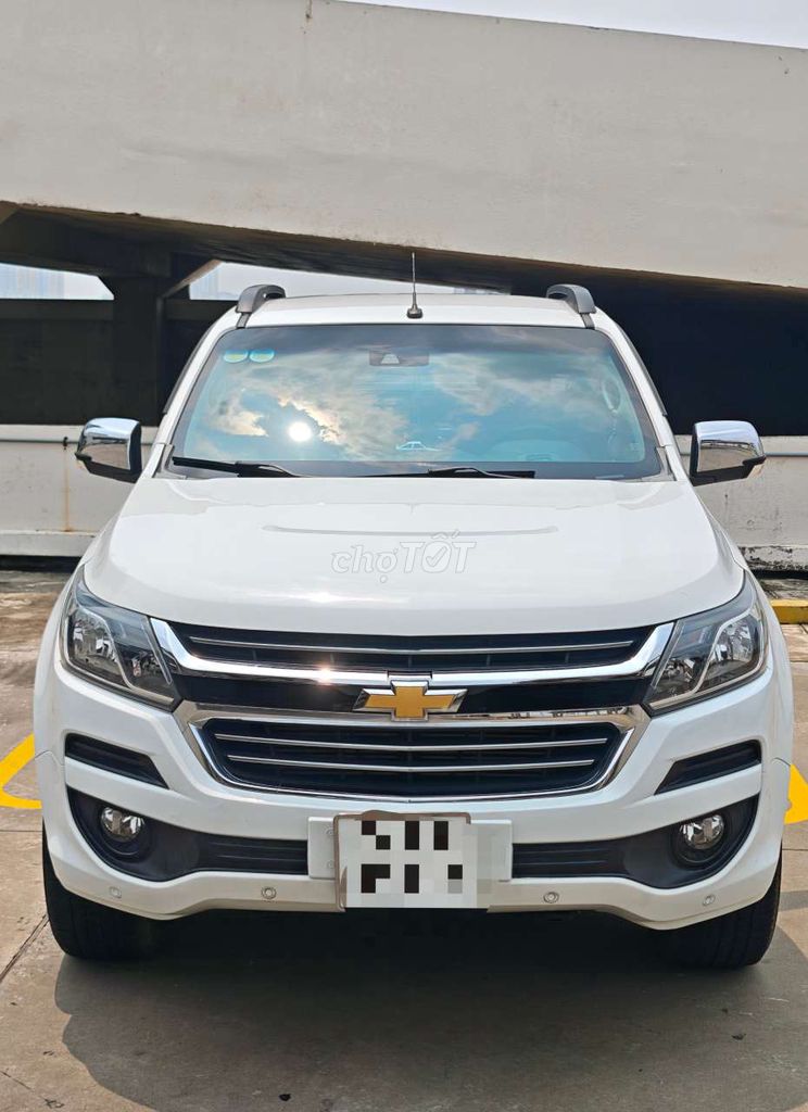 Белое 5-местное автомобильное масло Chevrolet Colorado