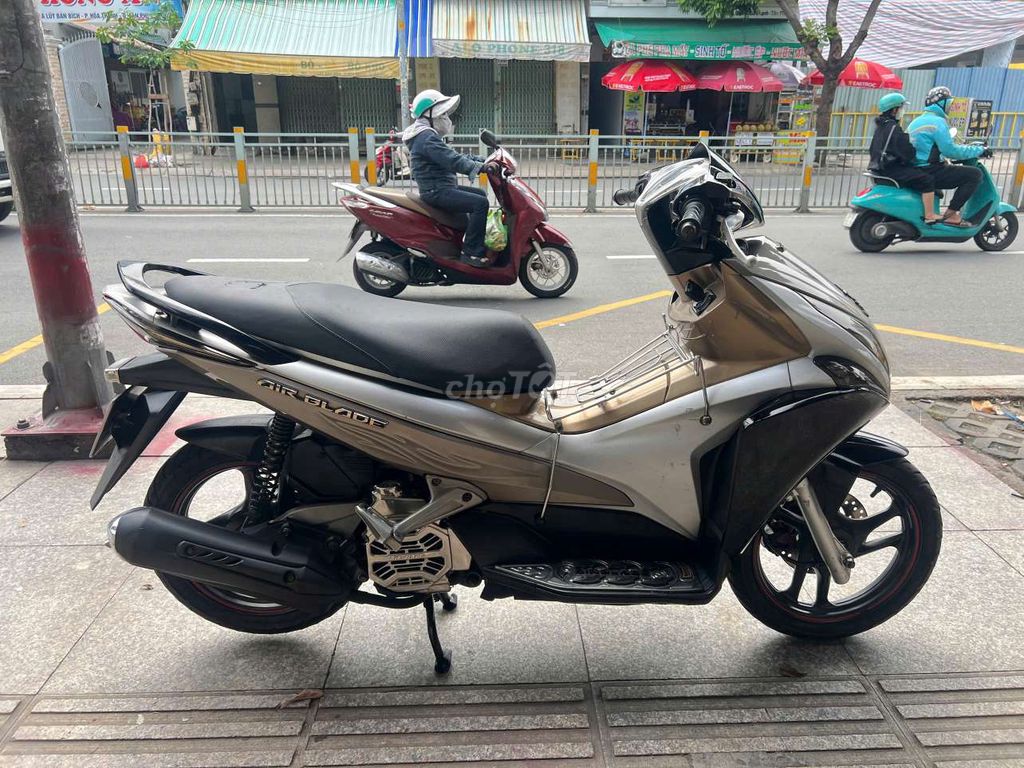 Honda air blade 2012 mới 90% biển số thành phố. Mua bán Xe máy tại Quận Tân Phú Tp Hồ Chí Minh được đăng bởi Tuanduy hình 6