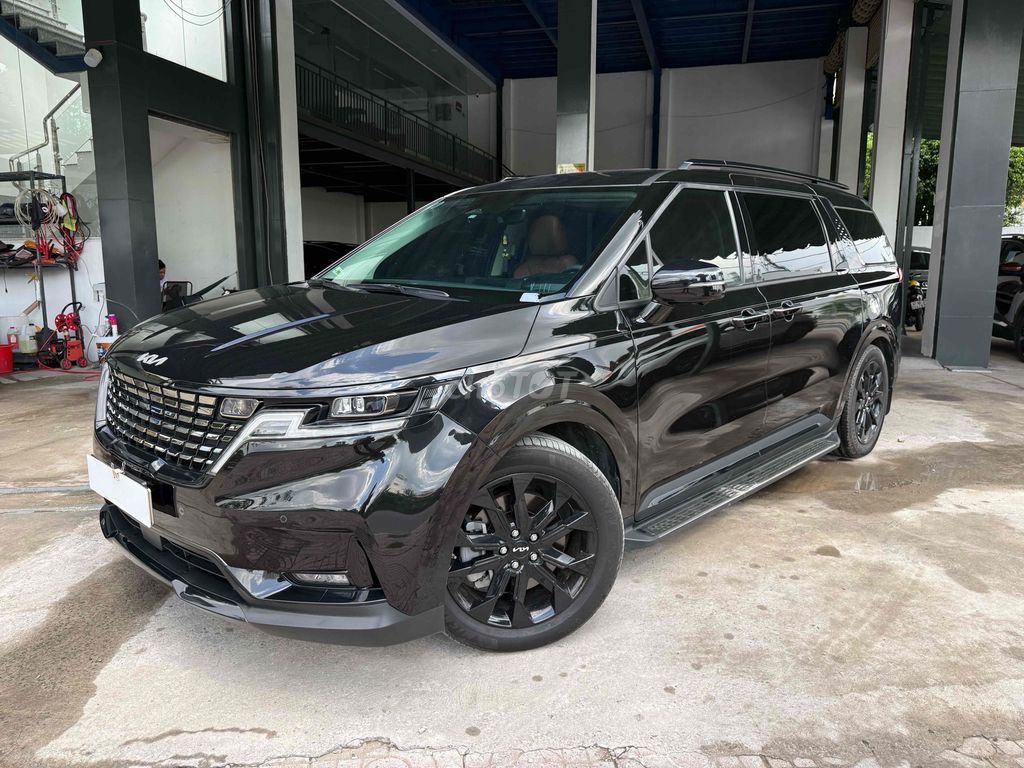 Kia Carnival Signature 2024 Черная с тюнингом