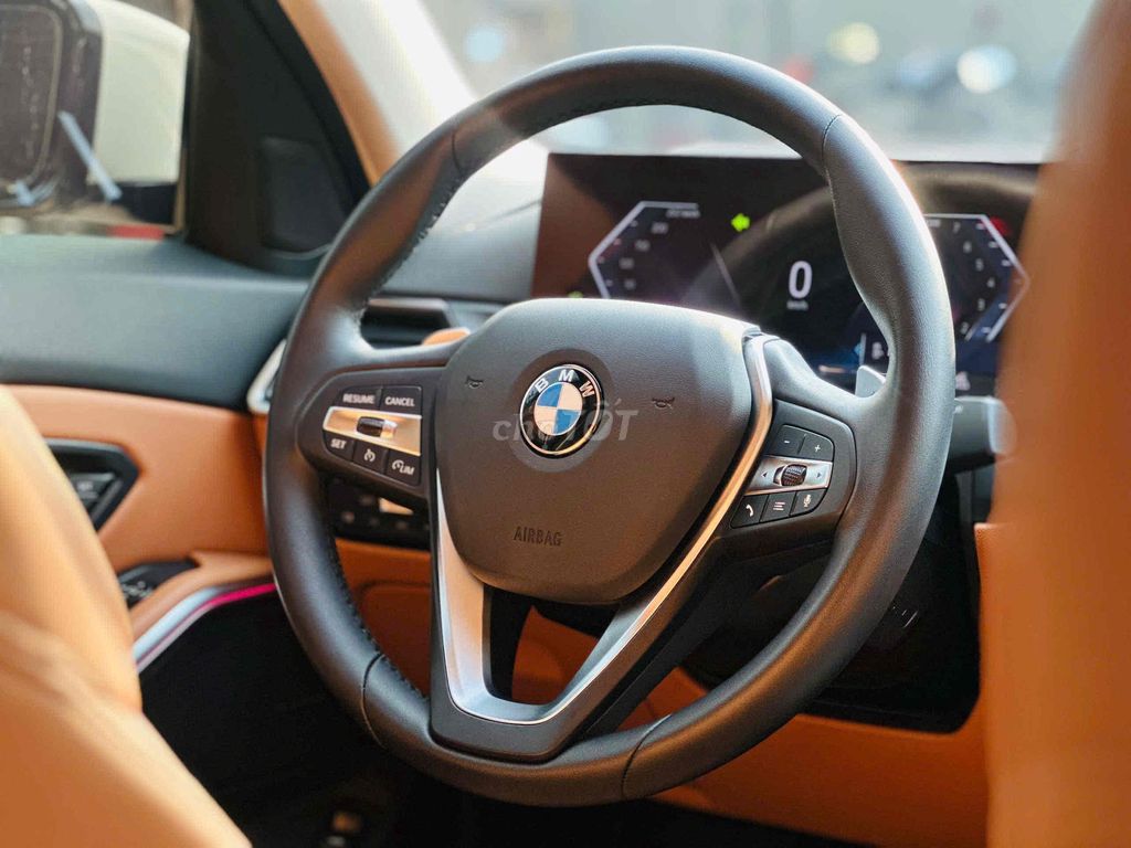 BMW 320i СПОРТЛАЙН LCI 2024 белый 15 000 км