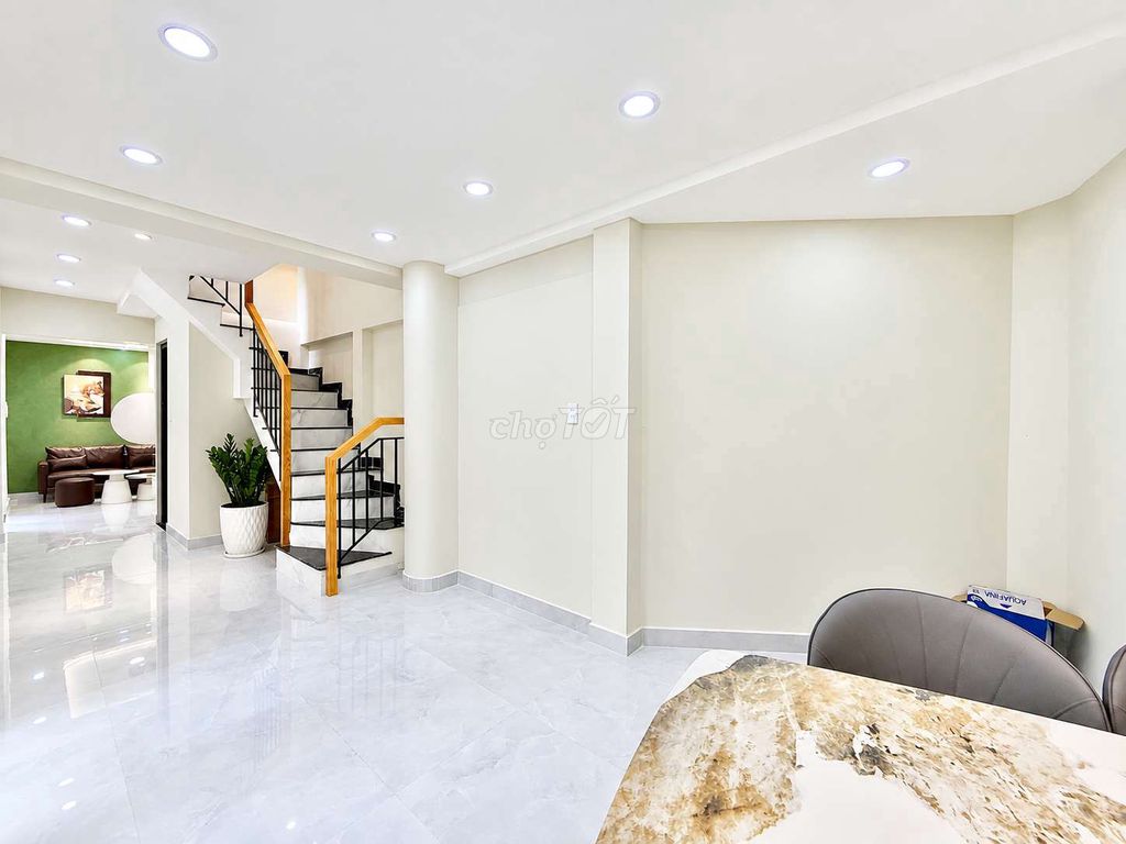 4 этажа + терраса, 4 сп, 6 санузлов, участок 42м², 3 дома от дороги