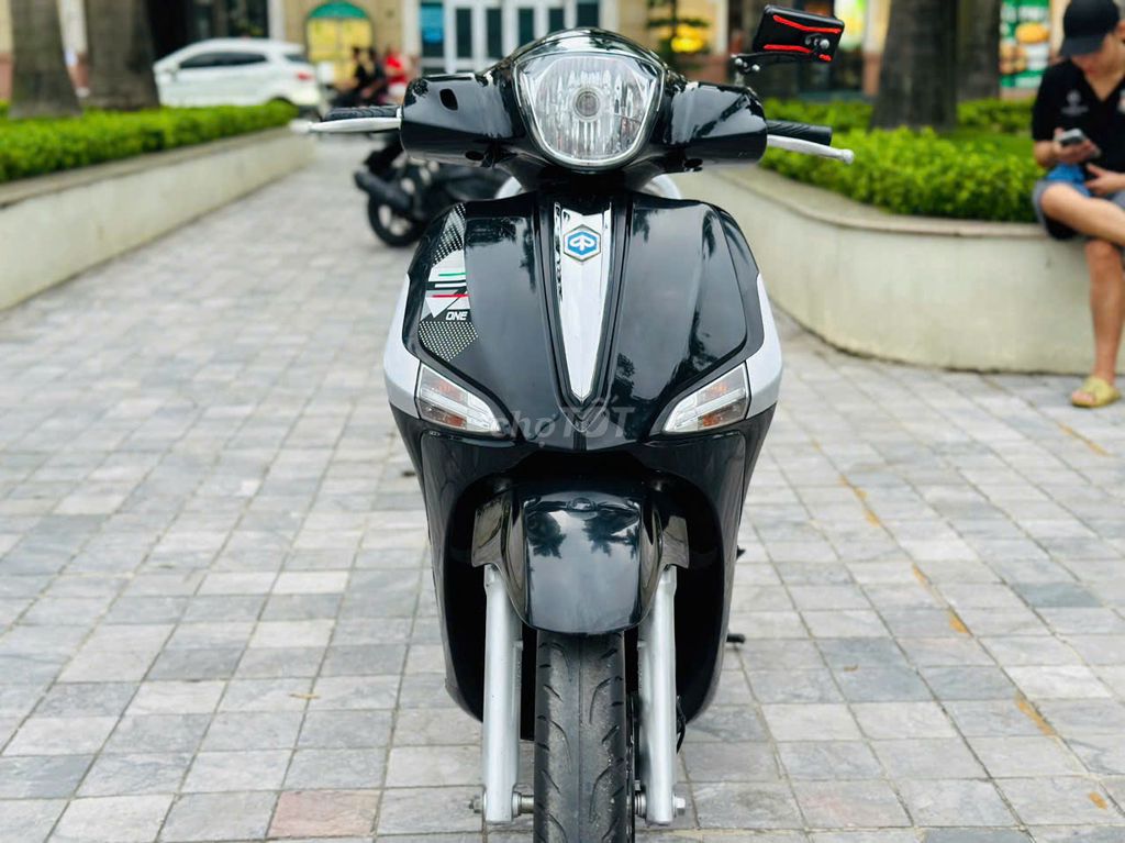Черный скутер Piaggio Liberty