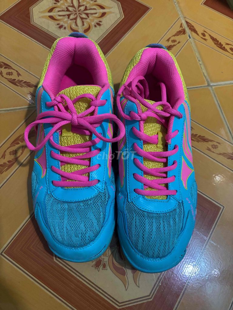 Giày cầu lông Kamito Hồng Xanh Vàng Size 41. Mua bán Giày dép tại Thành phố Biên Hòa Đồng Nai được đăng bởi Hà trung hau hình 1