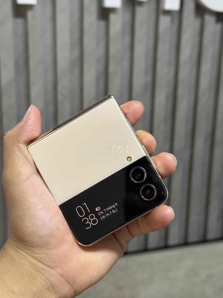 Samsung Galaxy Z Flip4 128GB Vàng kem. Mua bán Điện thoại tại Quận Bình Thạnh Tp Hồ Chí Minh được đăng bởi Tuấn 5G Giá Sỉ Sam hình 1