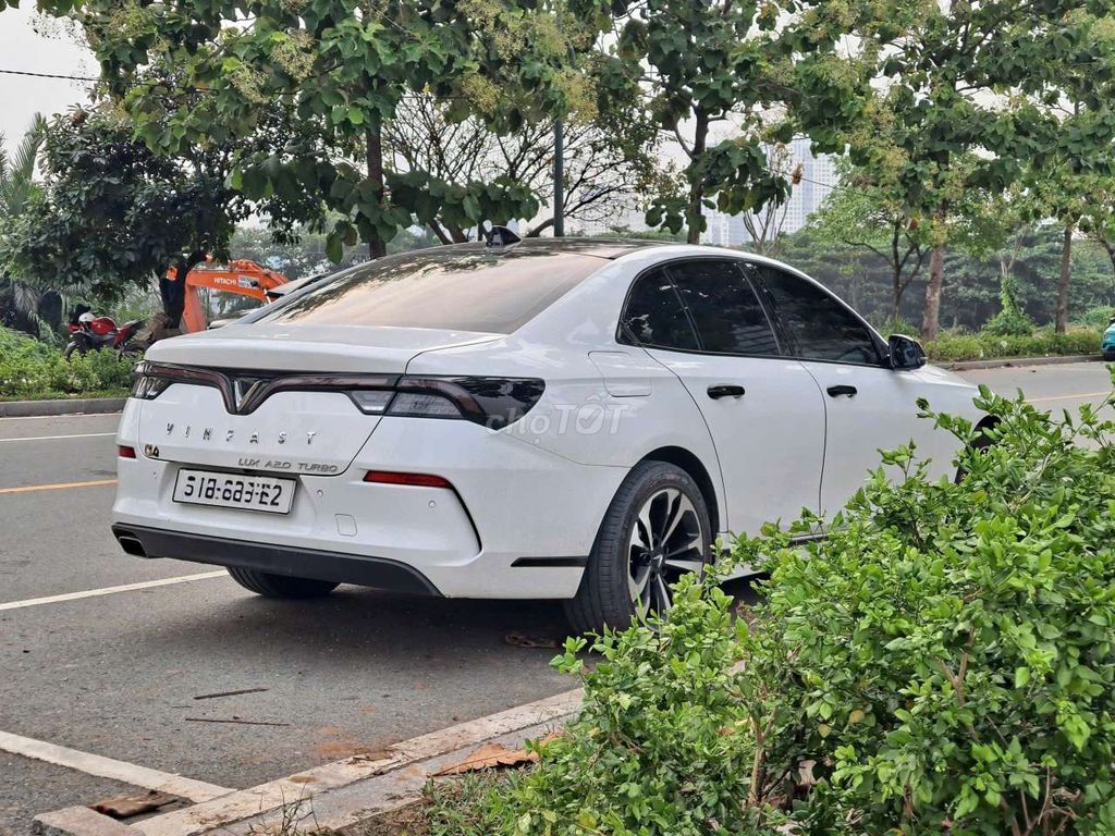 VinFast Lux A2.0 Base 2022 белый, почти новый