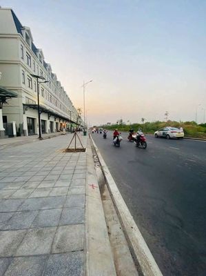 Bán Shophouse Mặt Tiền Song Hành Lakeview City  HDMB 28,5 Tỷ. Mua bán văn phòng, mặt bằng kinh doanh tại Thành phố Thủ Đức Tp Hồ Chí Minh được đăng bởi Võ Hữu Nhân