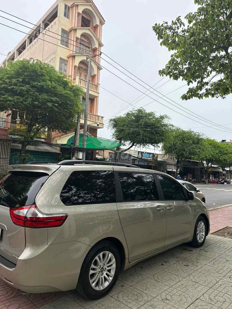 Toyota Sienna 2015 3.5LE màu vàng cát. Mua bán Ô tô tại Thành phố Mỹ Tho Tiền Giang được đăng bởi Anh Năm hình 8