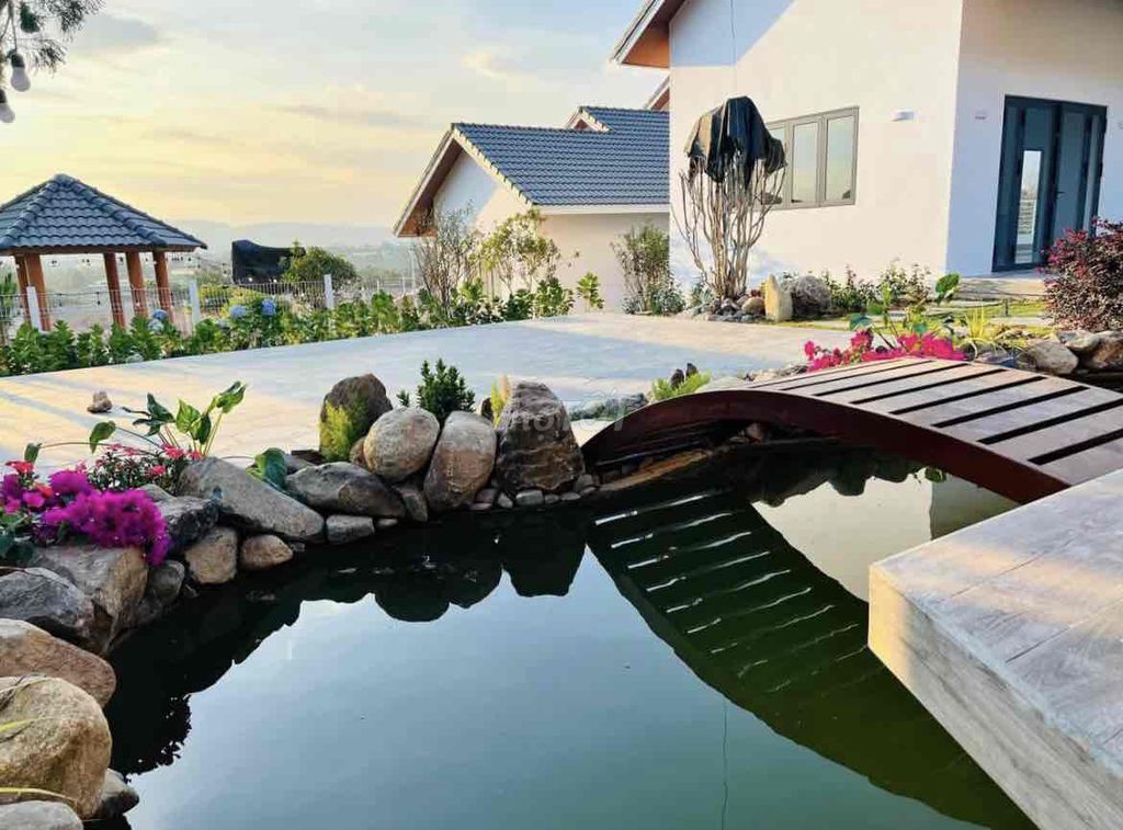 Căn villa nghỉ dưỡng vùng ven , giáp suối , view đồi thông thoáng mát