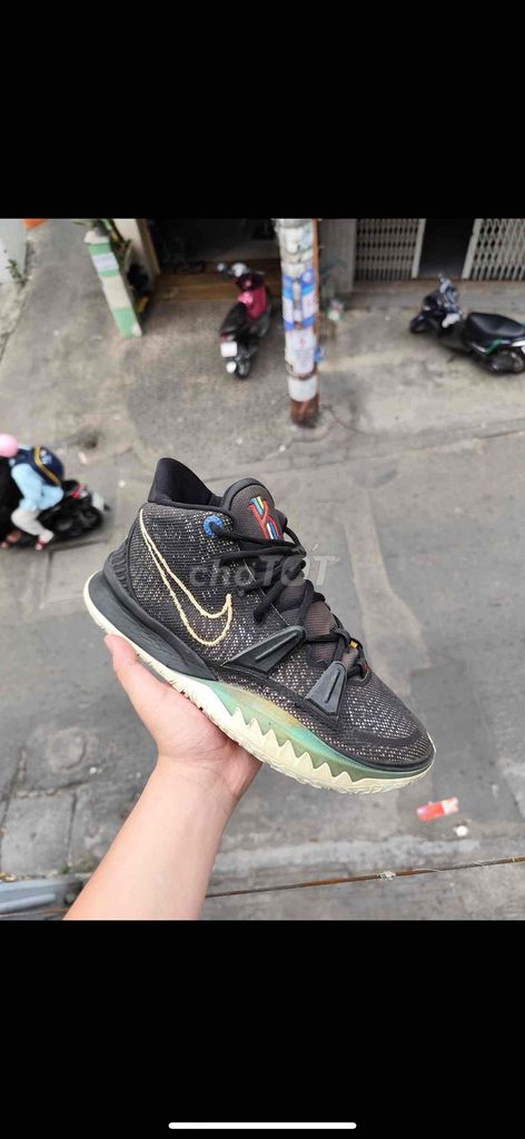 Giày thể thao Nike Kyrie Nam size 42 Đen. Mua bán Giày dép tại Quận 5 Tp Hồ Chí Minh được đăng bởi Truong Hoang hình 1
