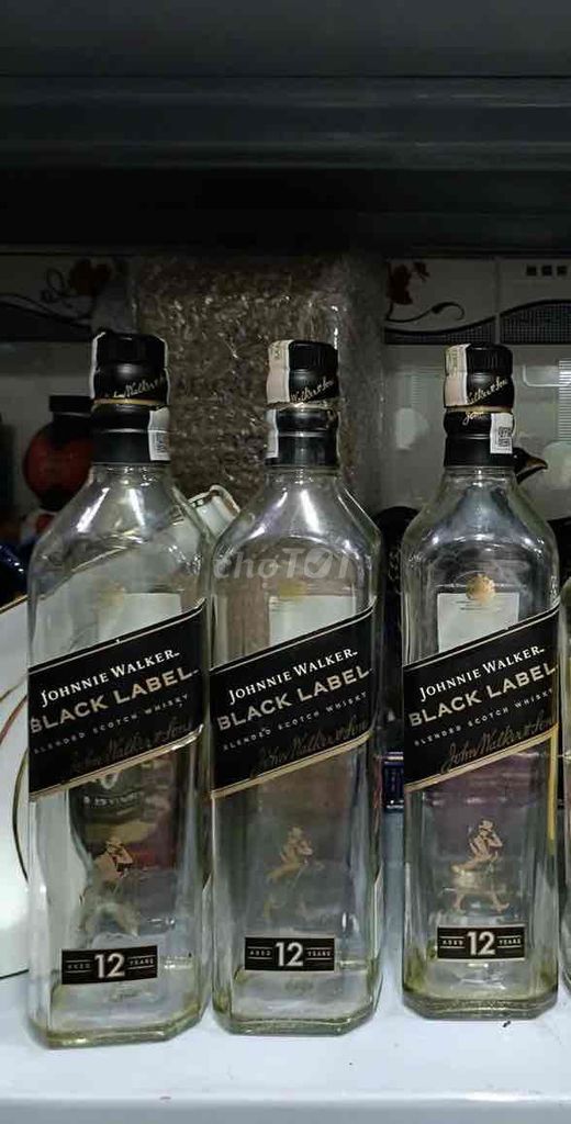 Vỏ chai Johnnie Walker Black Label. Mua bán Đồ sưu tầm, đồ cổ tại Thành phố Thủ Đức Tp Hồ Chí Minh được đăng bởi Vỏ Chai Rượu Ngoại HCM hình 1
