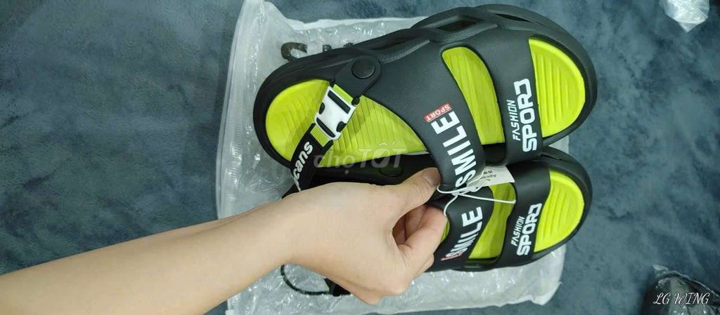 Dép sandal trẻ em cao su Đen, vàng neon. Mua bán Mẹ và bé tại Quận Hà Đông Hà Nội được đăng bởi Tran Linh hình 1