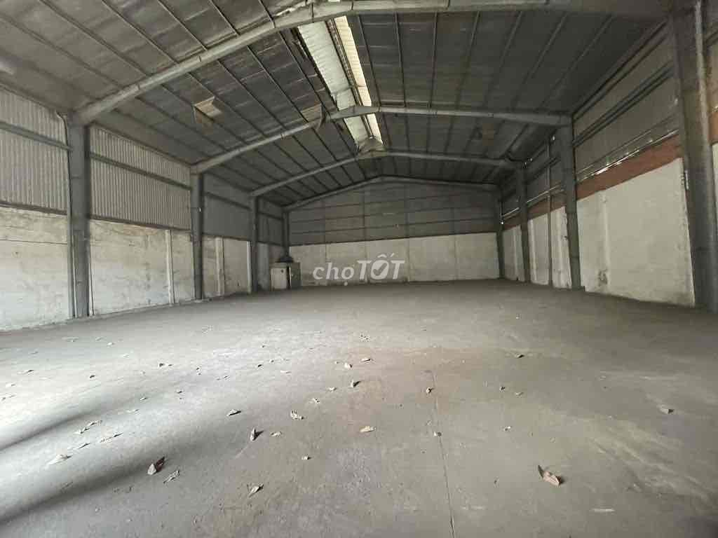 Cho thuê kho xưởng tổng 1300m2 ( có kho 550m2 ) đường công 40F