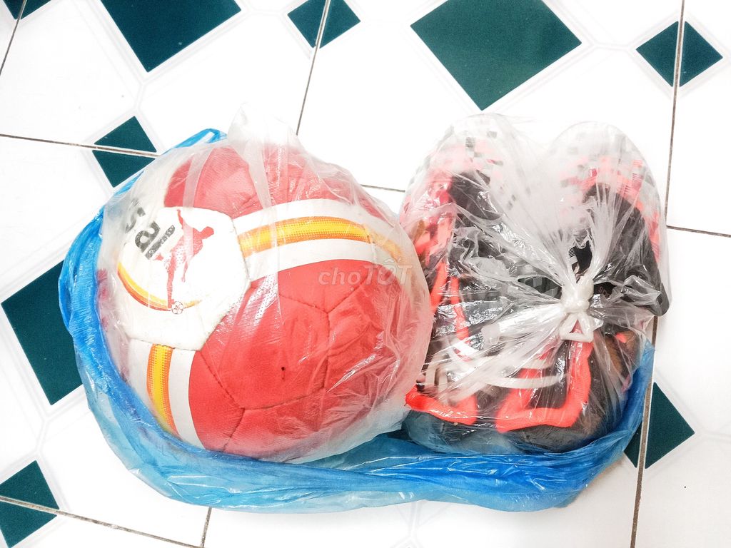 Quả bóng đá và giầy adidas rất đẹp. Mua bán Giày dép tại Quận Đống Đa Hà Nội được đăng bởi A Minh hình 1