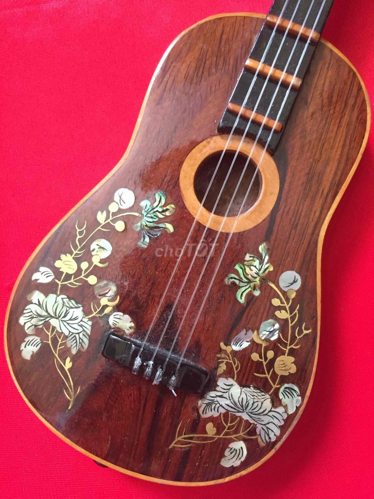 Đàn guitar trang trí bằng gỗ sơn bóng và ngọc trai