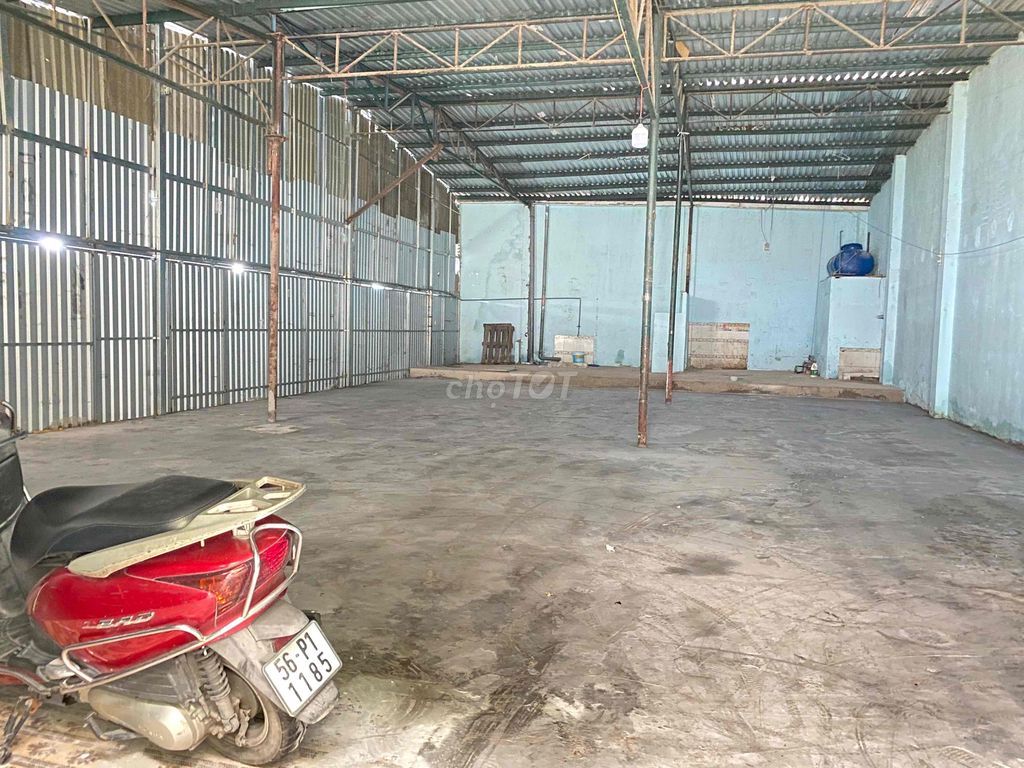 Kho, Xưởng hẻm xe hơi Hiền Vương 10x20, 16 triệu/tháng