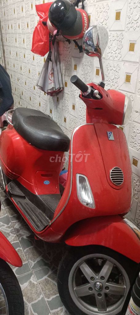 Piaggio Vespa 2011 красного цвета