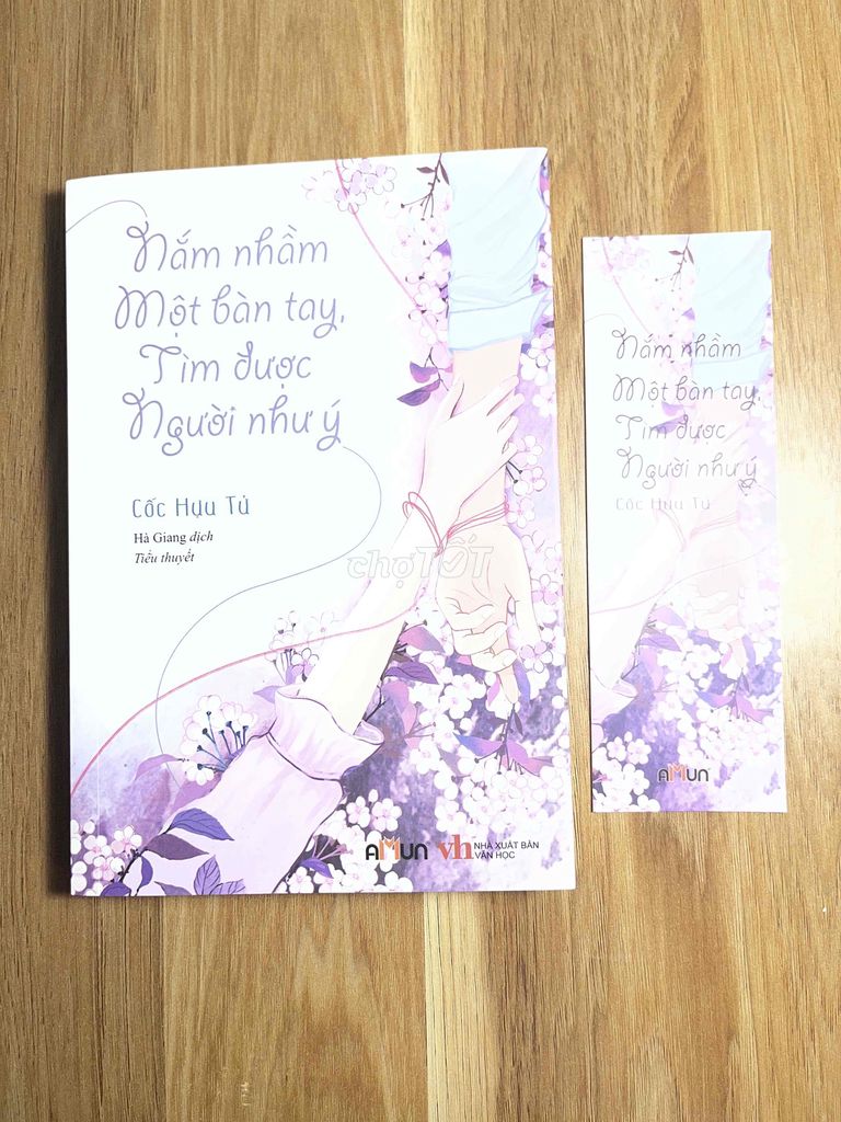 Tiểu thuyết ngôn tình Nắm nhầm một bàn tay. Mua bán Sách tại Quận Tân Bình Tp Hồ Chí Minh được đăng bởi Huỳnh Minh hình 1