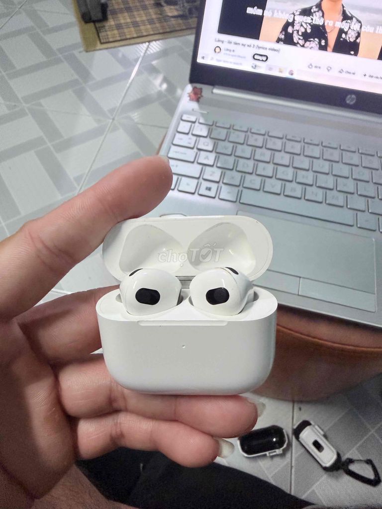 Tai nghe không dây Apple AirPods 3 Trắng. Mua bán Tivi, Âm thanh tại Quận Ninh Kiều Cần Thơ được đăng bởi Huỳnh Khánh Duy hình 1