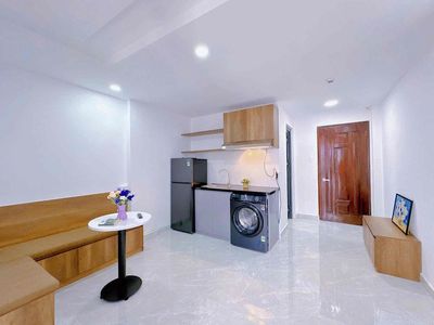 CHDV Ngay q10 - ban công thoáng - phòng rộng rãi - giá siêu mềm
