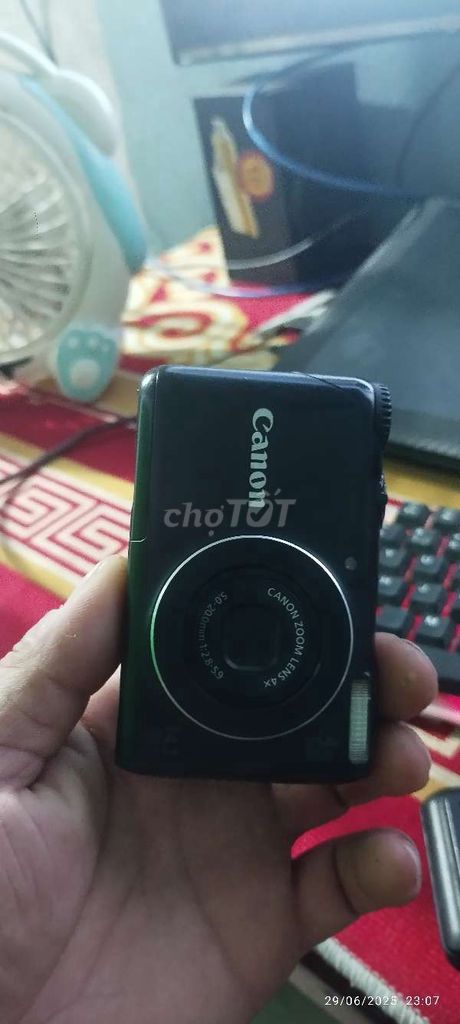 Lục tủ ra 3 máy ảnh như hình