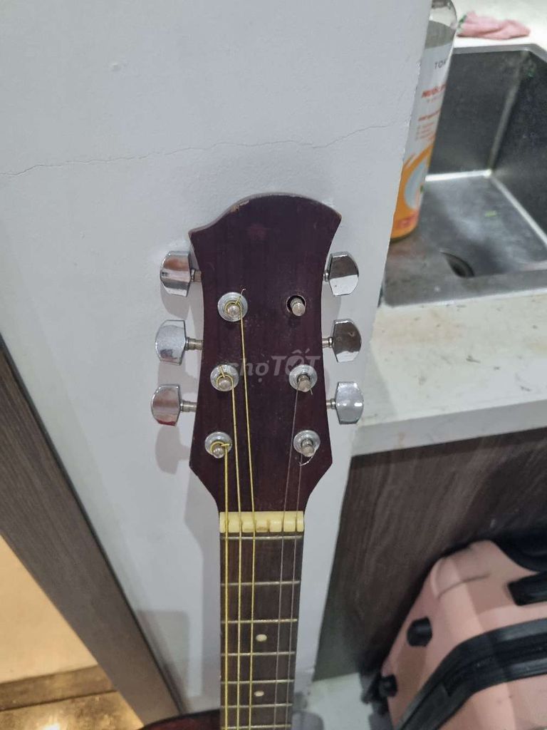 Guitar cũ mới xài được vài lần