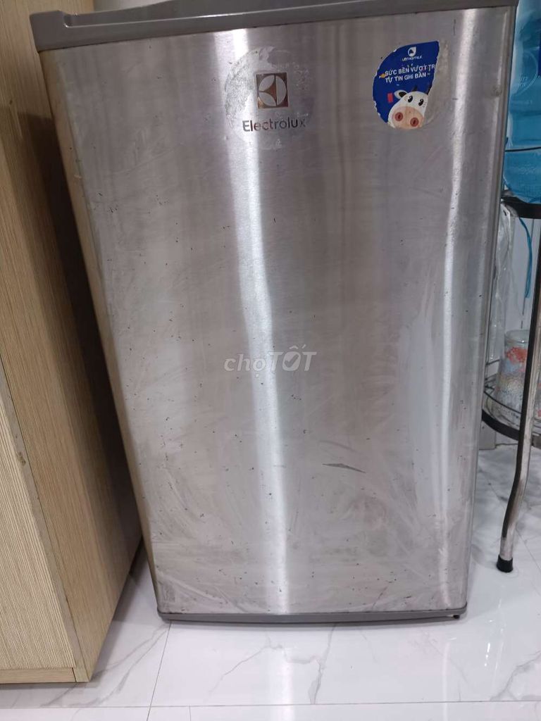 Tủ lạnh Electrolux EUM0900SA 92L Bạc. Mua bán Tủ lạnh tại Quận 7 Tp Hồ Chí Minh được đăng bởi Mai Linh hình 1