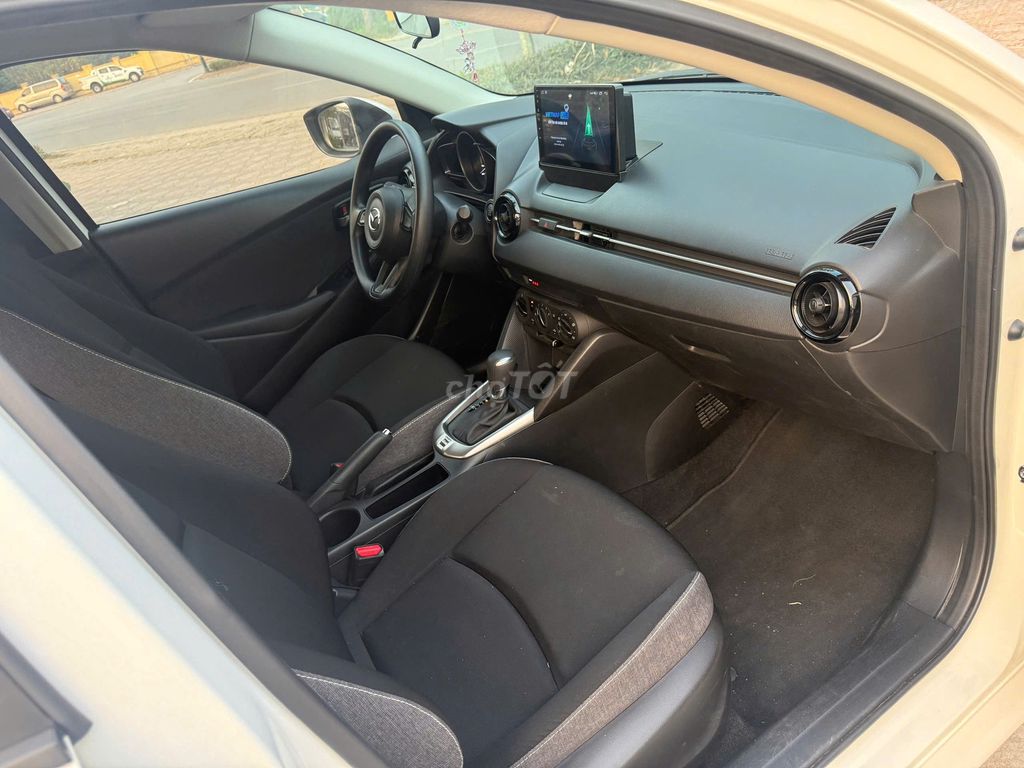 Mazda 2 AT sản xuất 2024, sơn nguyên bản 99%. Mua bán Ô tô tại Quận Long Biên Hà Nội được đăng bởi Long Biên Cars hình 11