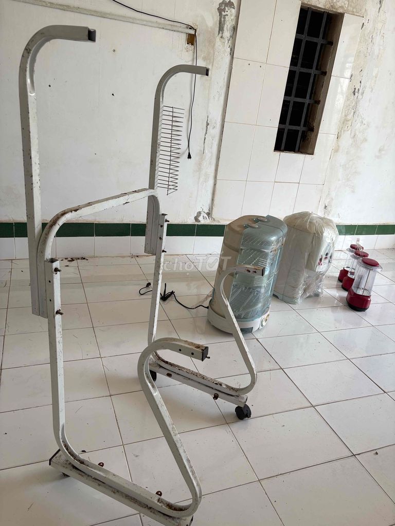 Khung bàn học Sắt Trắng Có bánh xe Đã sử dụng. Mua bán Bàn ghế tại Quận Bình Thuỷ Cần Thơ được đăng bởi Khôi Nguyên hình 1