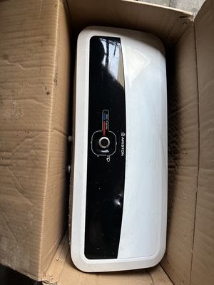 Bình nóng lạnh Ariston Trắng đen. Mua bán Thiết bị vệ sinh, nhà tắm tại Quận Kiến An Hải Phòng được đăng bởi Vẫn hieu