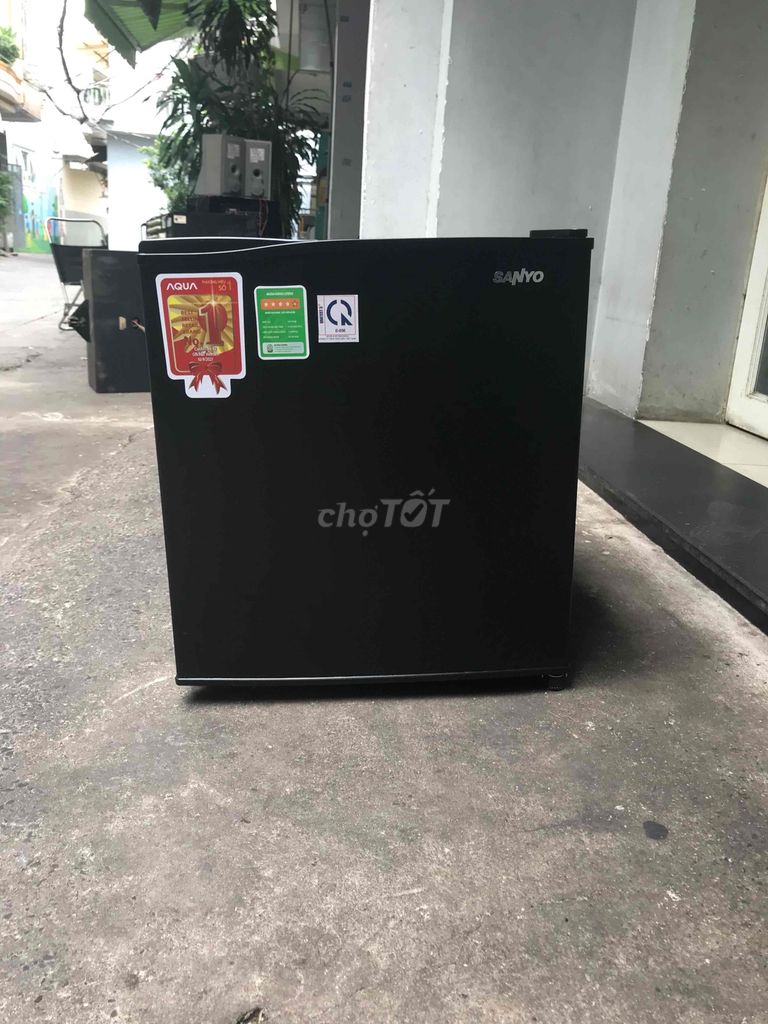 Tủ lạnh mini 50 l có hai màu đen và trắng xài ok