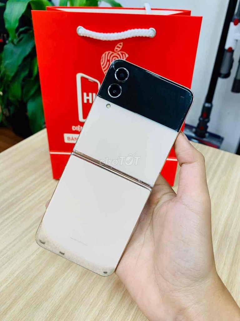 Samsung Z Flip 4 Gold Giá Rẻ. Mua bán Điện thoại tại Thành phố Biên Hòa Đồng Nai được đăng bởi Thang Tran hình 1