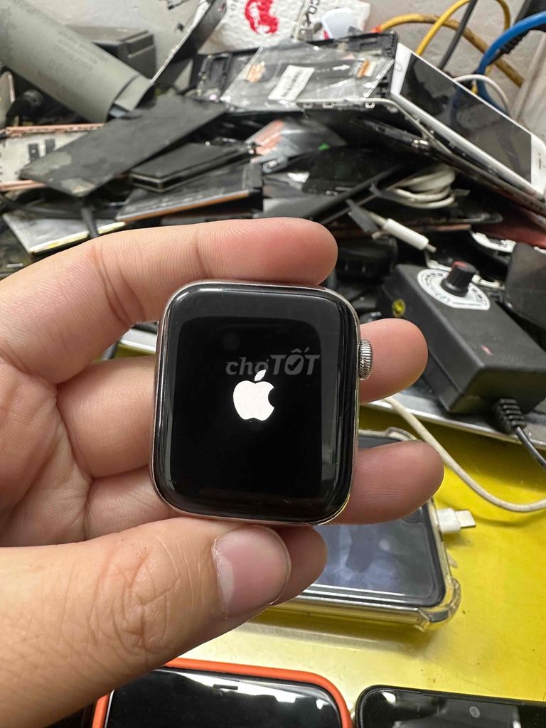 Apple Watch Series 4 44mm Bạc. Mua bán Thiết bị đeo thông minh tại Quận Thanh Xuân Hà Nội được đăng bởi Hoàng Huy Đỗ hình 1