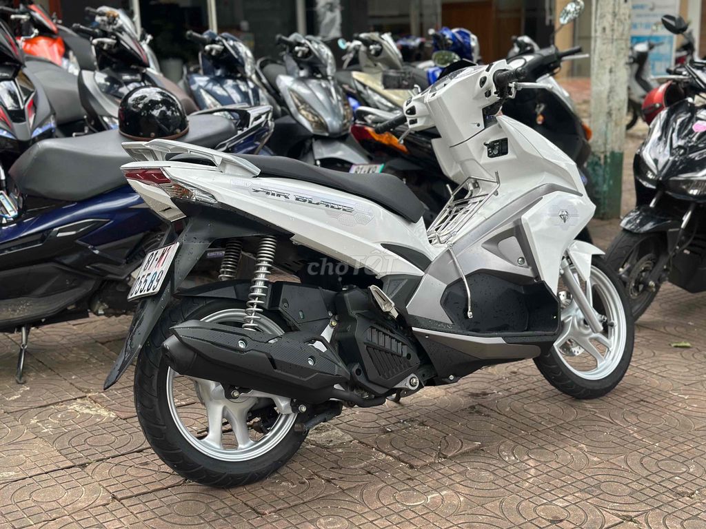 Air Blade trắng, tay ga. Mua bán Xe máy tại Thành phố Pleiku Gia Lai được đăng bởi Xe Máy Nguyễn Vũ Gialai hình 3