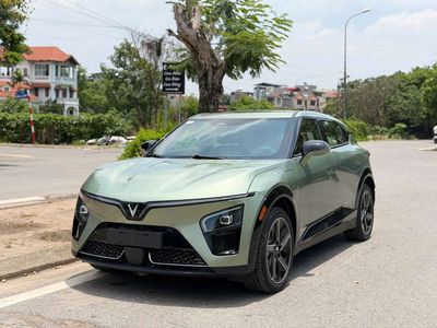 Xe điện VinFast VF7 màu Cốm