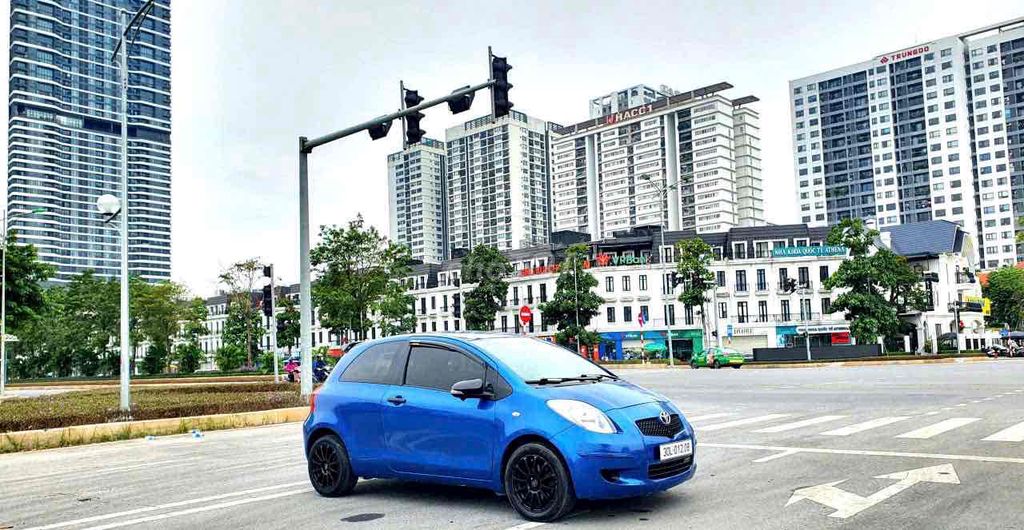 Toyota Yaris 2 cửa nhập khẩu độc lạ mini couple