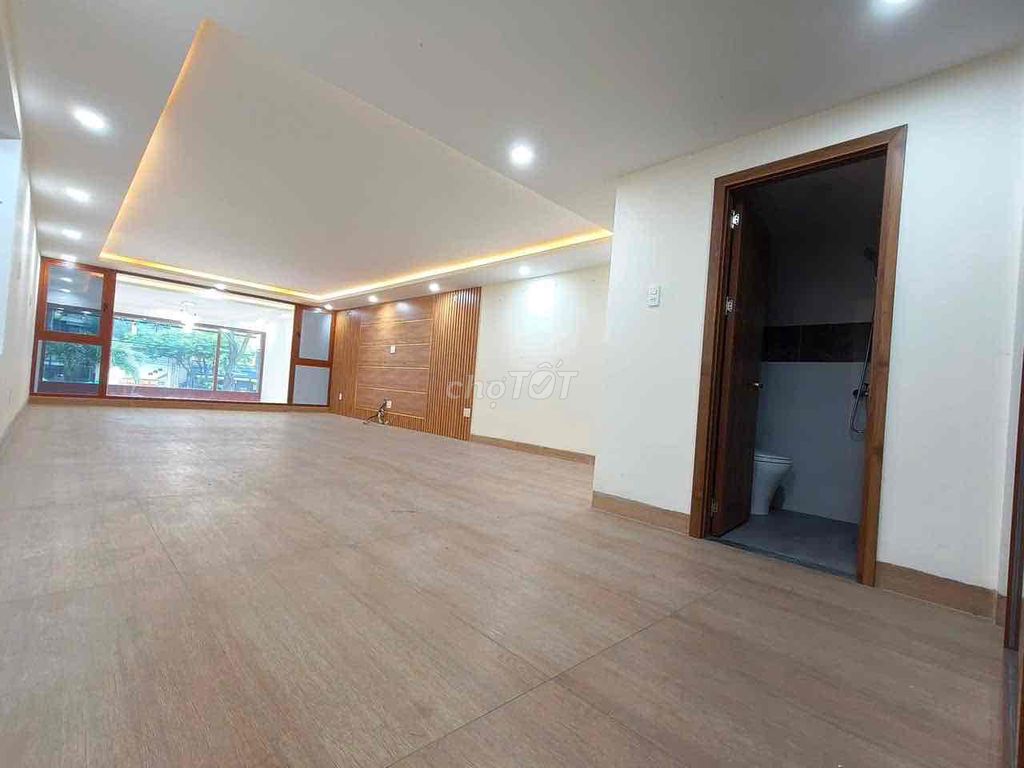 Nhà 4,5 tầng mặt tiền nguyễn hữu thọ , gần ngã tư